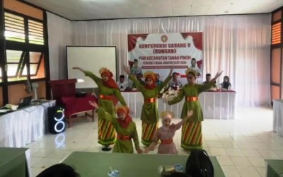 Tari Zapin Melayu Siswa SMPN 2 Tanah Pinoh Pukau Peserta Konferensi Cabang PGRI